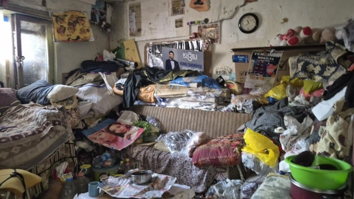 Kötü koku gelen evden, 4 kamyon çöp, 12 kedi ve 3 kaplumbağa çıktı