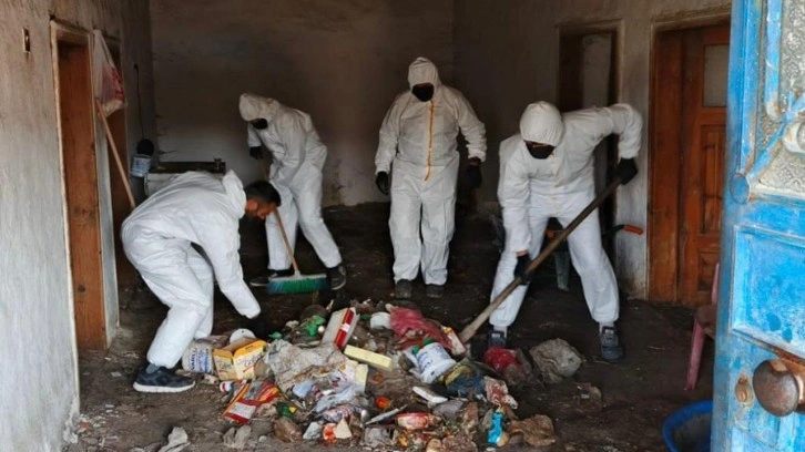 Kötü koku ihbarı üzerine gidilen evden 1 kamyon çöp çıktı