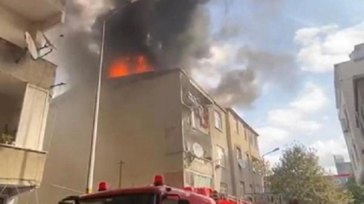 K&uuml;&ccedil;&uuml;k&ccedil;ekmece'de &ccedil;atı alev alev yandı