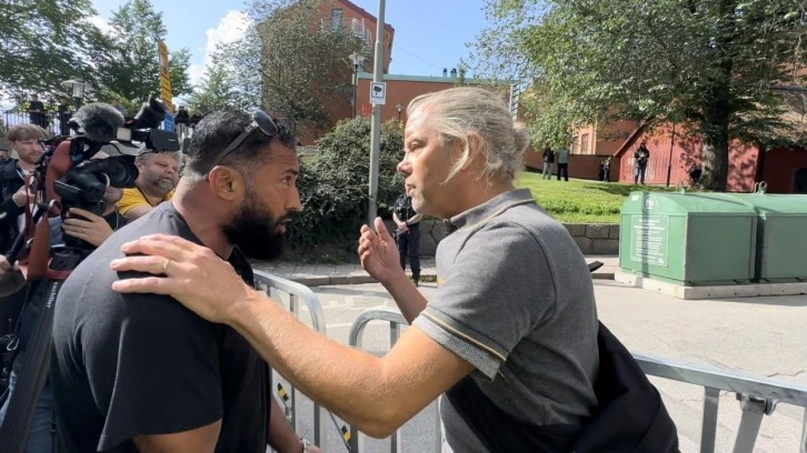Kur'an-ı Kerim yakan Salwan Momika'ya karşı &ccedil;ıkan kişiyi İsve&ccedil; polisi susturmaya &ccedil;alıştı