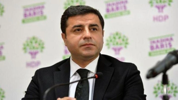 "K&uuml;rt&ccedil;e resmi dil olsun" diyen Demirtaş, d&ouml;rt dilli web sitesinde K&uuml;rt&ccedil;eye yer vermedi