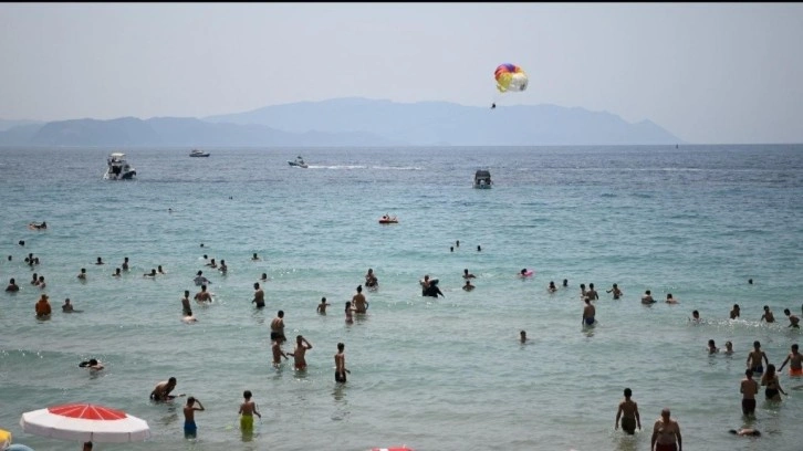 Kuşadası'nda plajlarda bayram yoğunluğu!