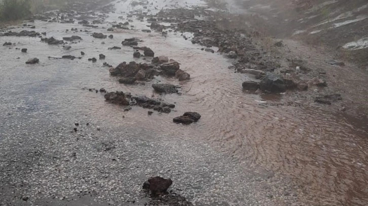 Kütahya'da sağanak ve dolu! Bir köy ulaşıma kapandı