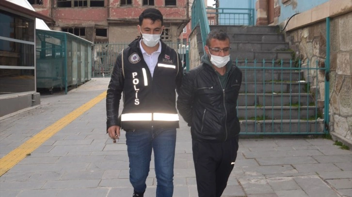 K&uuml;tahya'da telefonla dolandırdığı yaşlı kadından aldığı para ve altınlarla su&ccedil;&uuml;st&uuml; yakalandı