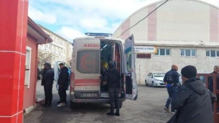 Lise &ouml;ğrencisi okul &ouml;n&uuml;nde bı&ccedil;aklandı