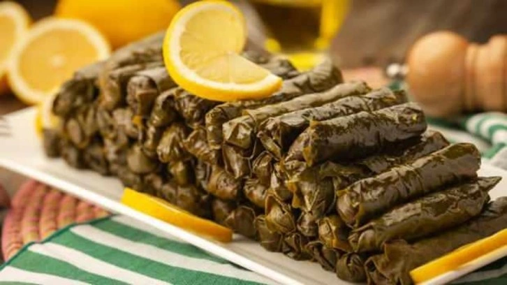 Lokum gibi yaprak sarma tarifi! Bunu tadanlar dışarıdan sarma almayı bırakıyor