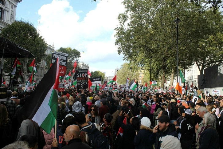 Londra'daki Filistin'le dayanışma y&uuml;r&uuml;y&uuml;ş&uuml;nde 7 kişi g&ouml;zaltına alındı