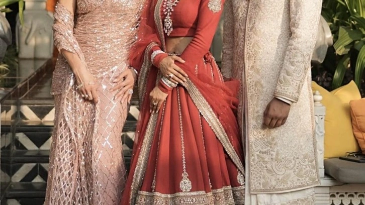 Lopez, Hint düğününde iki şarkı söyledi; dudak uçuklatan parayı cebe attı