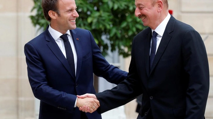 Macron ve Aliyev telefonda g&ouml;r&uuml;şt&uuml;! Ermenistan'a tepki