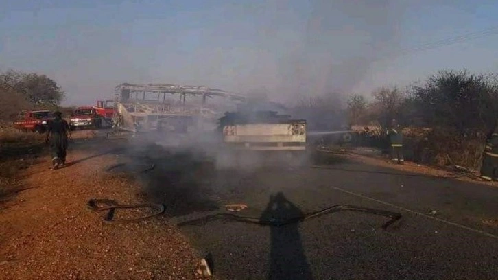 Madencileri taşıyan otob&uuml;s kamyonla &ccedil;arpıştı: 20 &ouml;l&uuml;