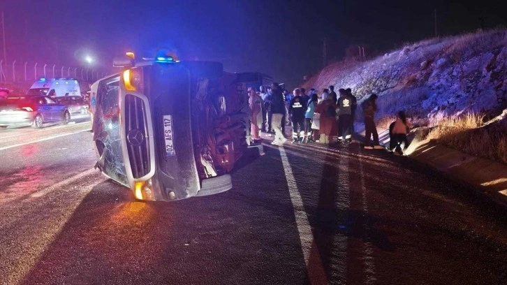 Malatya'da minibüs ile hafif ticari araç çarpıştı: 13'ü öğrenci, 14 yaralı
