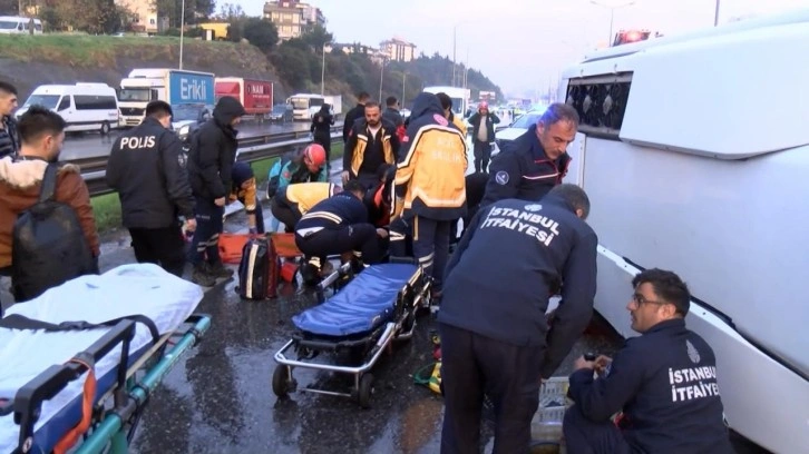 Maltepe D-100'de servis minibüsü devrildi: 1'i ağır 11 yaralı