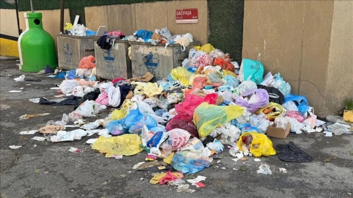 Maltepe'de 3 gündür toplanmayan çöplere vatandaşlardan tepki