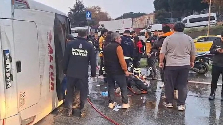 Maltepe'de servis minibüsü devrildi! Yaralılar var