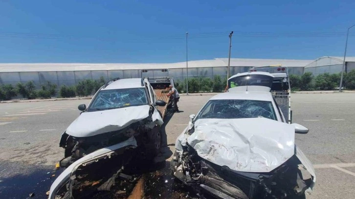 Manavgat'ta iki araç kafa kafaya çarpıştı: 4 yaralı