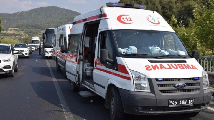 Manisa'da otobüsle otomobil çarpıştı! Yaralılar var