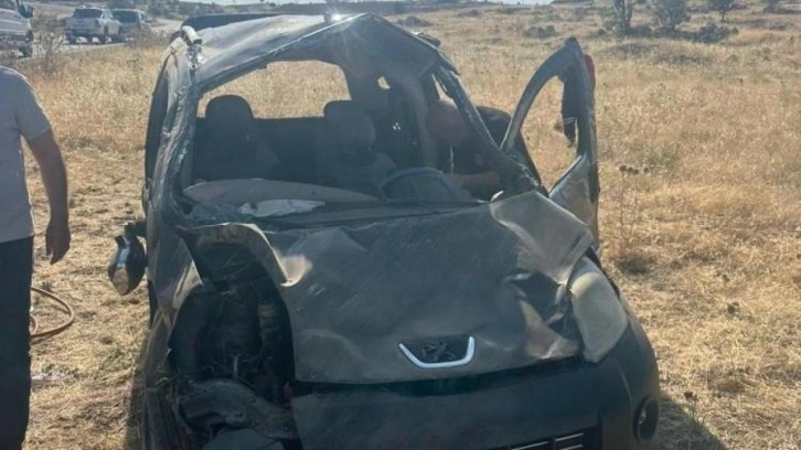 Mardin’de hafif ticari araç takla attı: 4 yaralı