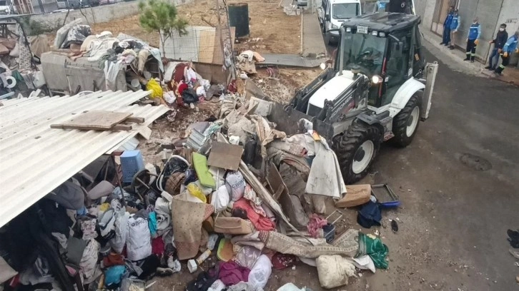 Mersin'de bir evden 10 kamyon çöp çıkarıldı! Ekipler şoke oldu