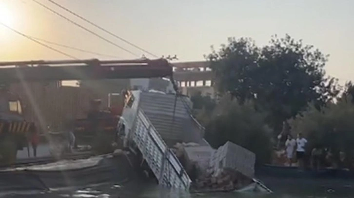 Mersin'de korkutan kaza: Freni patladı, sulama kanalına düştü!