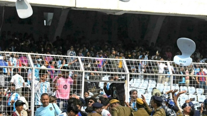 Messi'nin Hindistan turu olaylı başladı! Saha birbirine karıştı