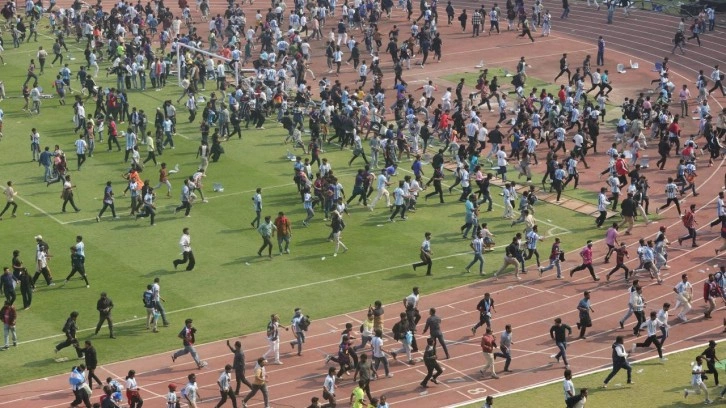 Messi'ye sinirlenen hayranları stadyumu dağıttı