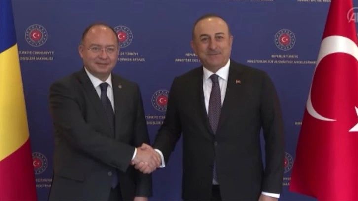 Mevl&uuml;t &Ccedil;avuşoğlu'ndan Yunanistan'a: Barış istemeyene bir gece ansızın gereğini yaparız