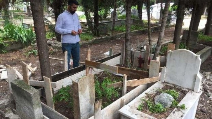 Mezarlıkta şoke eden manzara! "Artık dirileri bıraktılar &ouml;l&uuml;leri soyuyorlar"