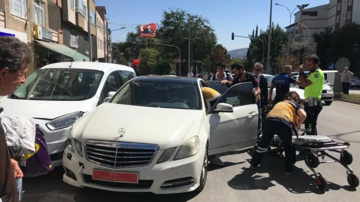 MHP Genel Başkan Yardımcısı Y&ouml;nter'in koruma aracı kaza yaptı