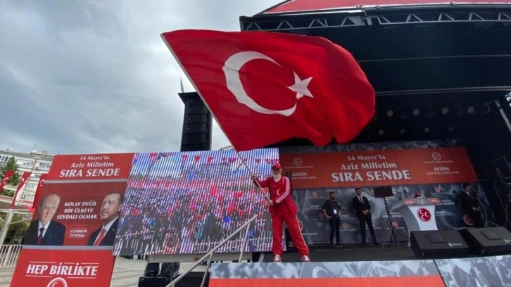 MHP&rsquo;nin sembol ismi &ldquo;Bayrak Dede&rdquo; Aydın&rsquo;da vatandaşları coşturdu