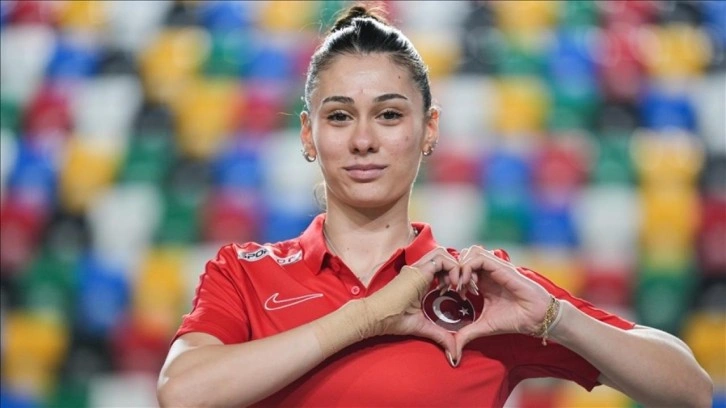 Milli sporcu hem dünya rekoru kırdı hem altın madalya kazandı