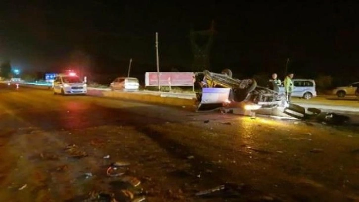 Minib&uuml;s ile &ccedil;arpışan otomobil ters d&ouml;nd&uuml;: 13 yaralı