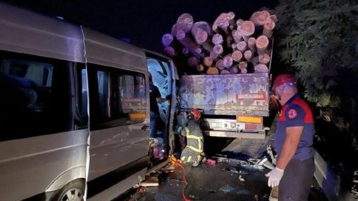 Minib&uuml;s, TIR'a &ccedil;arptı: 1 &ouml;l&uuml;, 20 yaralı