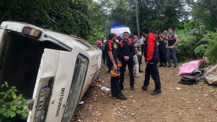 Minibüs yamaçtan yuvarlandı; 2 ölü, 3 yaralı