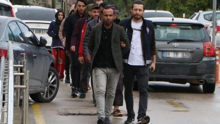 Minib&uuml;ste 10 ka&ccedil;ak g&ouml;&ccedil;men yakalandı