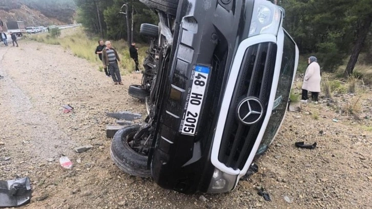 Muğla'da yolcu minibüsü devrildi: 3 yaralı