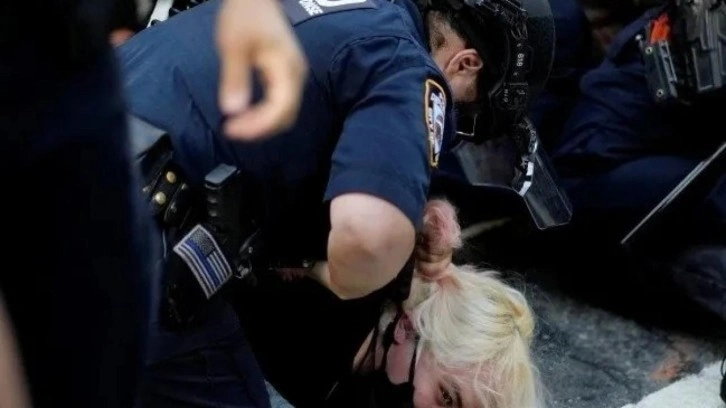 Muhaliflerin Türkiye'yi şikayet ettiği Batı'da polis şiddeti! Göstericilere sert müdahale