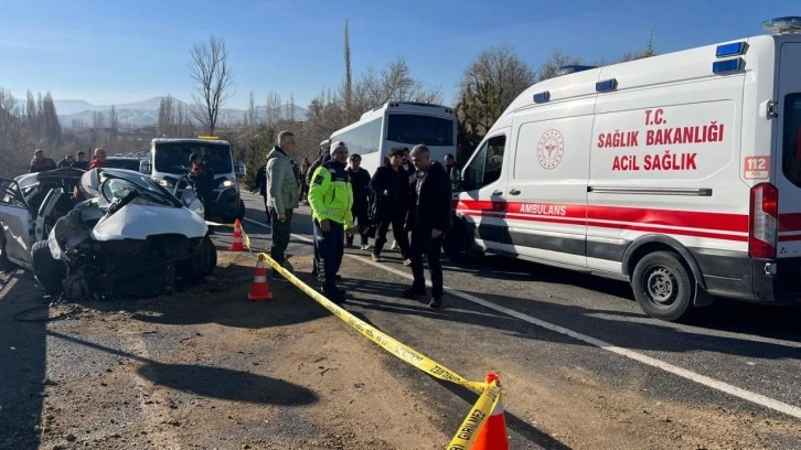 Nevşehir'de yolcu midib&uuml;s&uuml; ile otomobil &ccedil;arpıştı: 11 yaralı