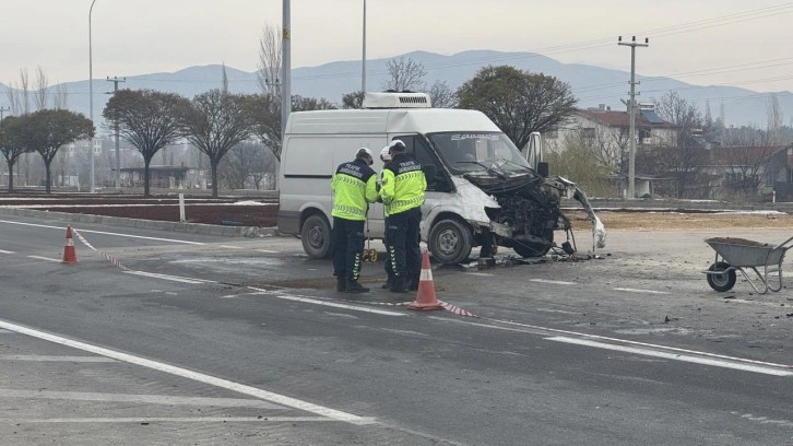 Öğrenci servisi kamyonetle çarpıştı: Çok sayıda yaralı var!