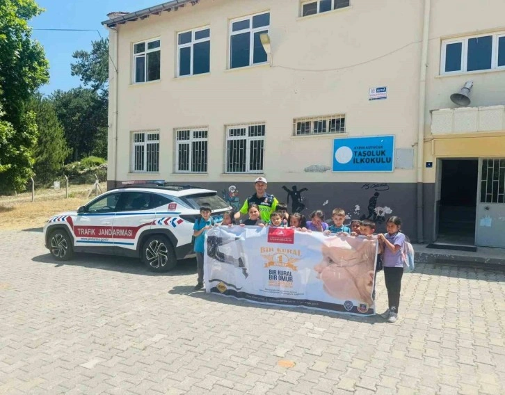 Öğrencilere trafik kuralları anlatıldı