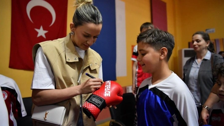 Olimpiyat İkincisi Hatice Akbaş, genç sporcularla bir araya geldi