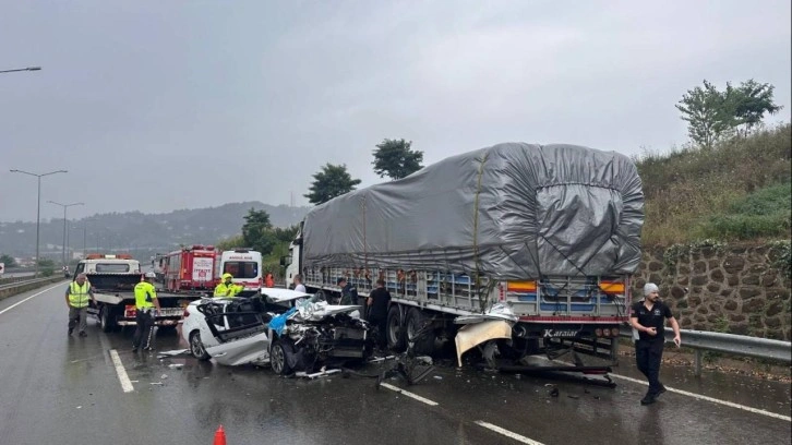 Ordu'da otomobil tıra arkadan çarptı: 1 ölü, 2 yaralı!
