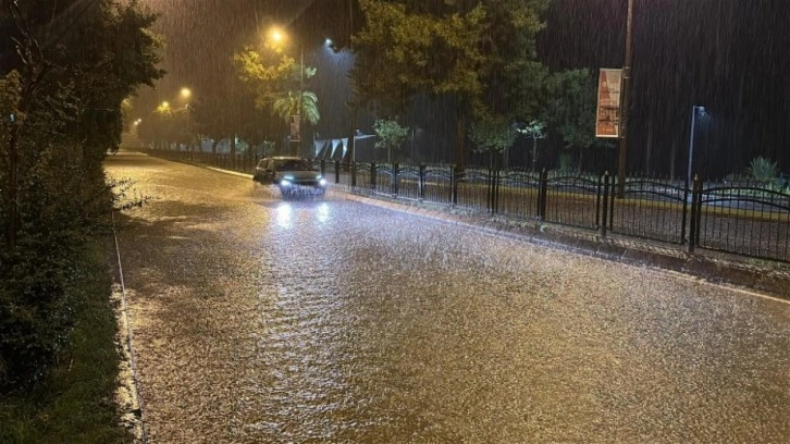 Ordu’da sağanak! Cadde ve sokaklar göle döndü
