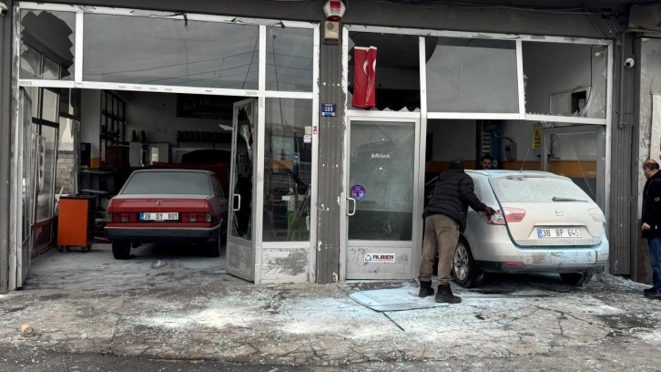 Ortalık savaş alanına döndü! Otomobilin LPG tankı patladı: 3 yaralı