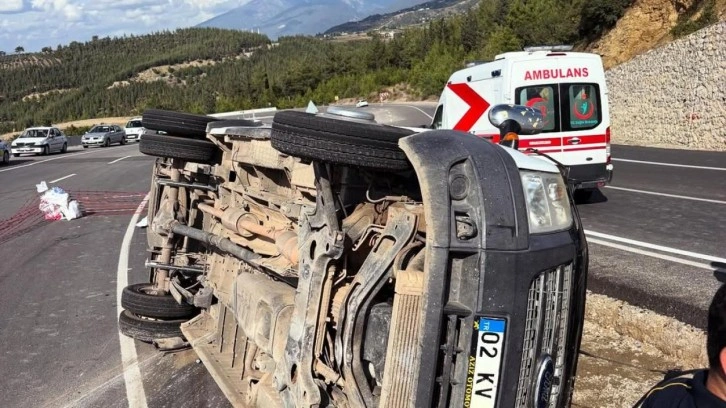 Osmaniye'de devrilen minibüsteki 13 kişi yaralandı
