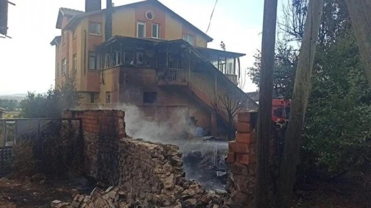Otları temizlemek isterken komşunun evini yaktı