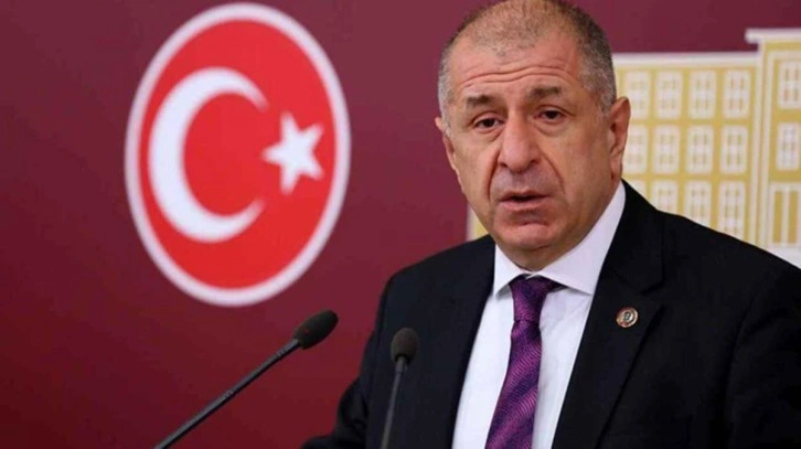 Otob&uuml;ste Arap&ccedil;a yazıları g&ouml;ren &Uuml;mit &Ouml;zdağ, k&uuml;plere bindi: B&ouml;yle rezalet olur mu?