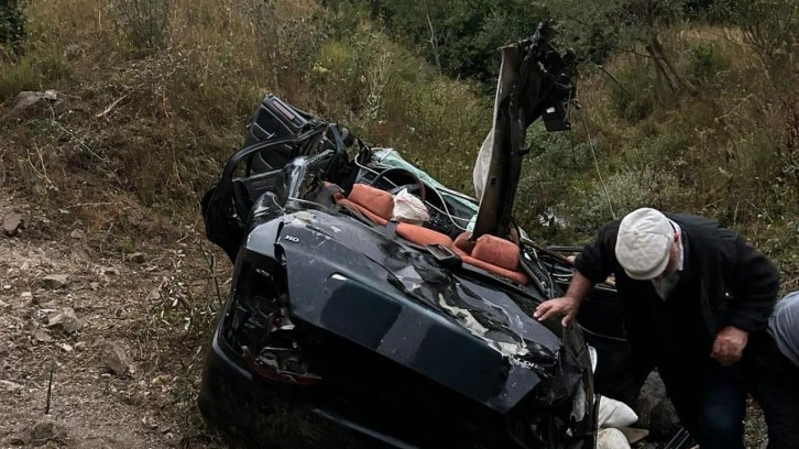 Otomobil adeta ezildi! 2 kişi hayatını kaybetti!