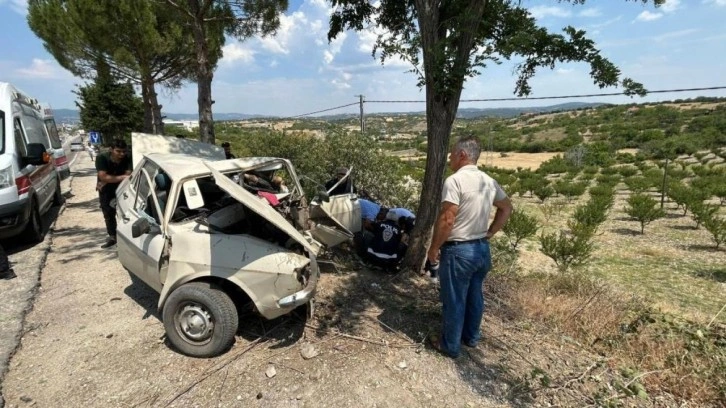 Otomobil ağaca çarptı: 1 ölü 4 yaralı