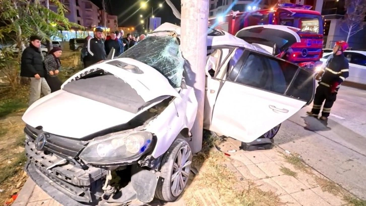 Otomobil direğe bir ok gibi saplandı: 2 ağır yaralı