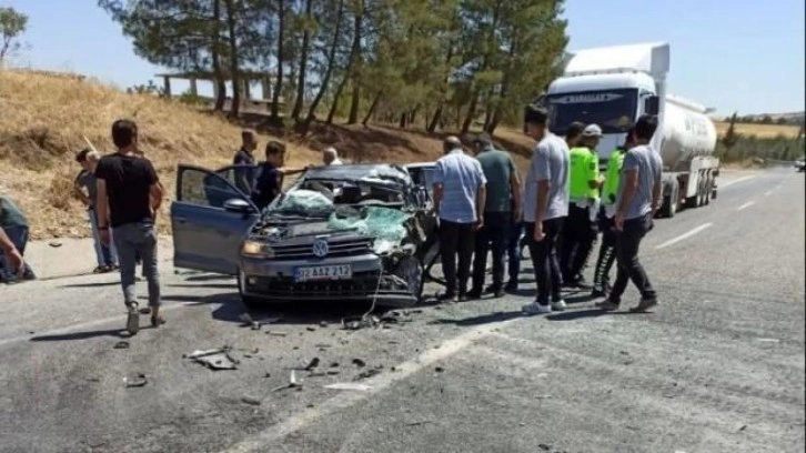 Otomobil ile kamyon &ccedil;arpıştı: 4 yaralı